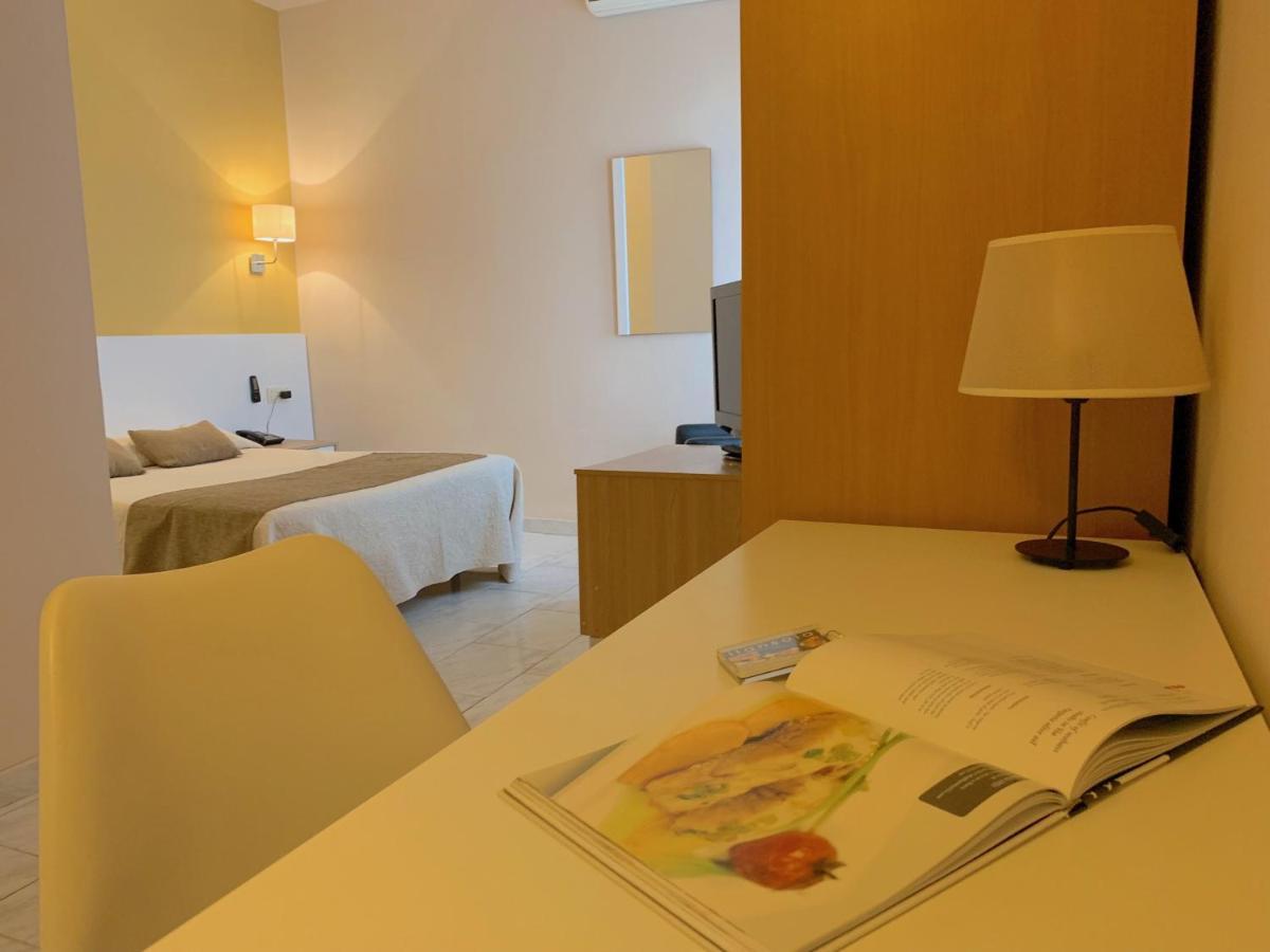 Hotel Restaurant Llansola Sant Carlos de la Ràpita Kültér fotó
